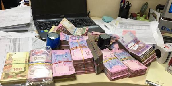 Правоохоронцям заледве хватило стола, щоб розкласти кошти нелегального обмінника