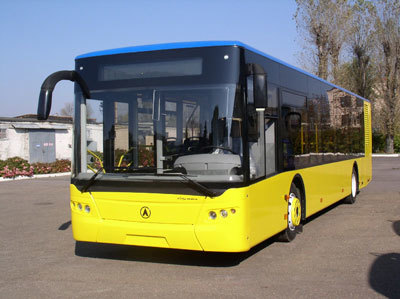 На вихідні частина автобусів та тролейбусів змінює маршрути руху