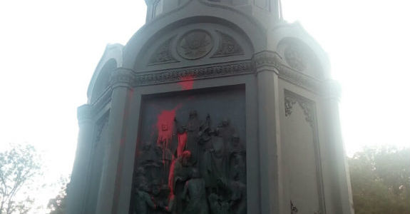 Поліція шукає вандалів, які облили пам’ятник Володимиру Великому