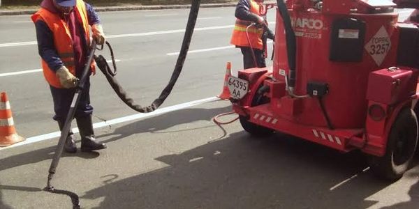 Київавтодорівці "заливають" дороги аби не руйнувалися