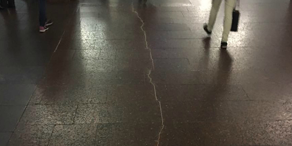 Станція «Героїв Дніпра» буквально тріснула навпіл