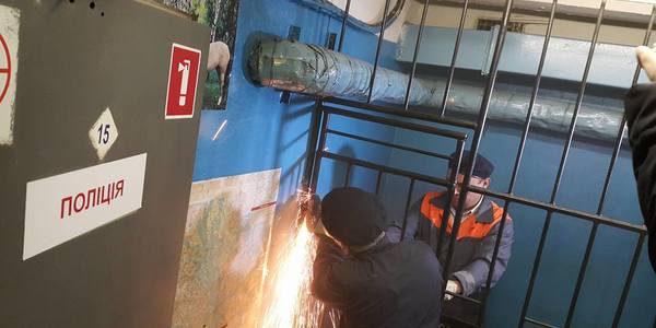 У метро почали демонтовувати "клітки" в кімнатах поліції