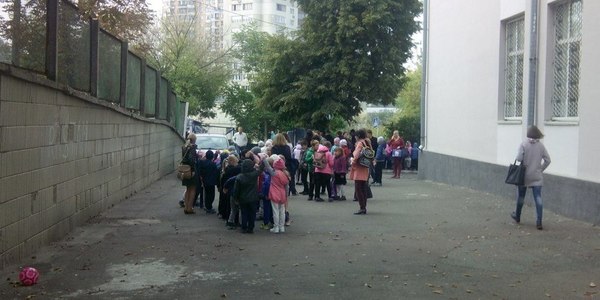 На Печерську евакуювали 600 учнів
