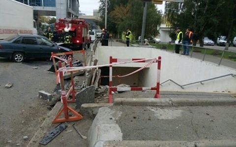 Легковик пошкодив парапет підземного переходу на Жилянській