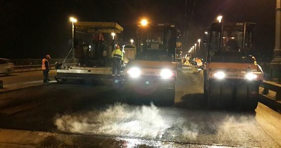 Київські дороги ремонтують у цілодобовому режимі