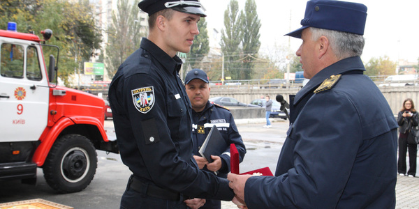 У Києві нагородили поліцейського, який врятував родину під час пожежі [відео]
