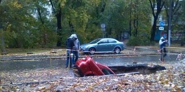 На Солом'янці водій потрапив у величезну яму