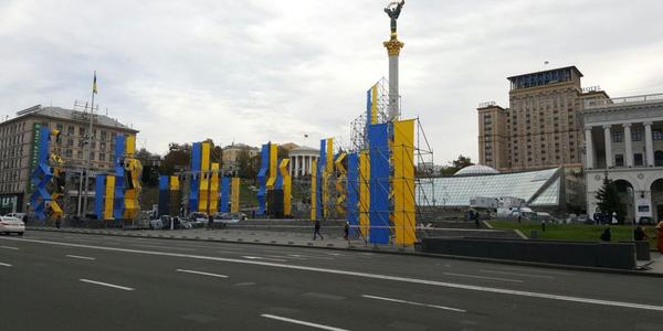 Свято наближається: на Майдані встановлюють сцену