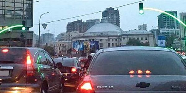 У столиці з`явився «cвітлофор - гірлянда» 