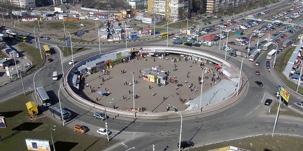 На станції метро «Героїв Дніпра» закрили перехід