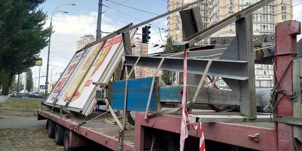Незаконну рекламу у Києві демонтовують цілодобово за будь-якої погоди