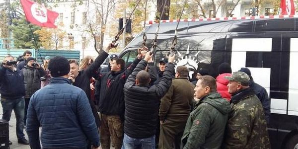 Під час демонтажу автокав'ярні постраждала дівчина-комунальник