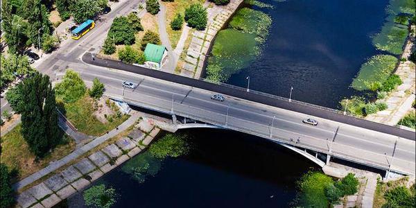З Русанівського мосту впала жінка