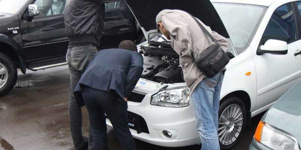 Українці не поспішають розмитнювати авто куплені за кордоном
