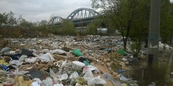 На набережній  Дніпра "помітили" величезне звалище
