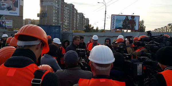 Бій за станцію "Героїв Дніпра" триває: приїзд керівництва метро, обурення місцевих, бійка