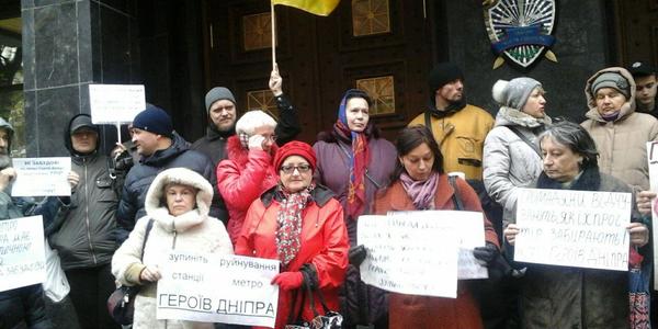 Попри обіцянки міської влади будівництво на «Героїв Дніпра» продовжується