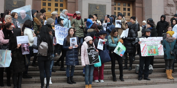 «Догхантерів за грати!» Під КМДА відбувся пікет активістів захисту тварин