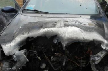 У Києві згоріла іномарка у дворі будинку