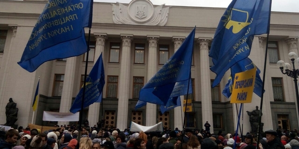 Протестувальники перекрили Грушевського, до Ради стягнули Нацгвардію