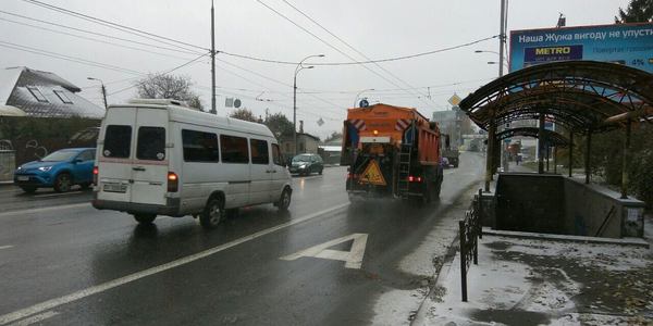 Кияни помітили, що комунальники не допустили слизоти на дорогах