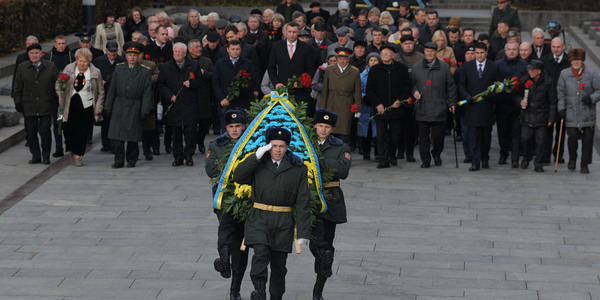 Кличко вшанував пам'ять загиблих з нагоди 73-ї річниці звільнення Києва від нацистів