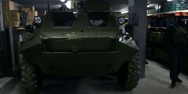 Бронетранспортер і арсенал зброї виявили в підземному бункері під Києвом [фото]
