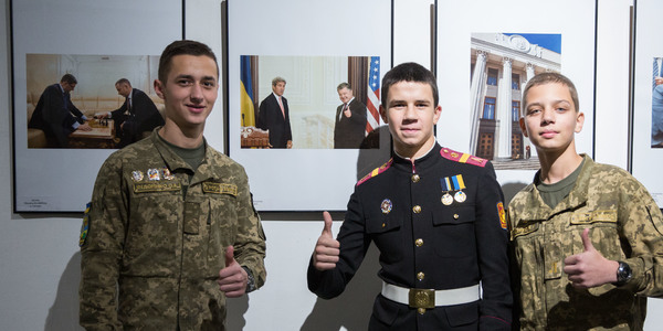 У Києві відкрили фотовиставку, яка показує, як розвивається і дорослішає Україна [фото]