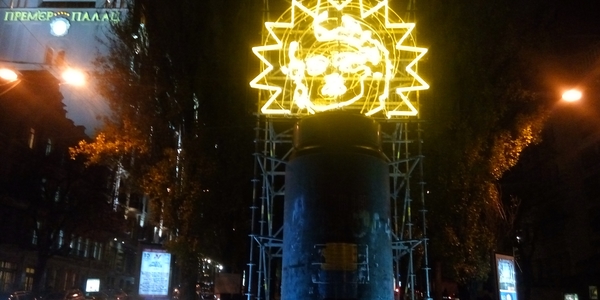 У центрі Києва з`явилася загадкова інсталяція [фото, відео]
