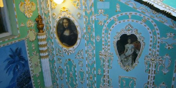 Пенсіонер з Райдужного перетворив під’їзд на Версаль