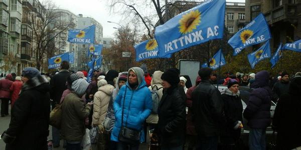 Тисячі українців вийшли під Нацбанк