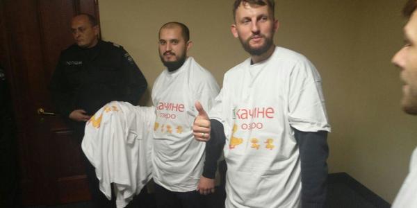 Мітингувальники пробралися в Київраду і дарують депутатам футболки [фото, відео]