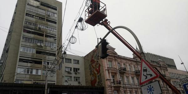 Центр столиці продовжують прикрашати святковими ілюмінаціями