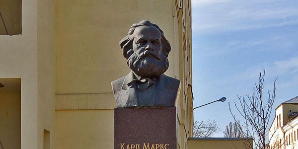 У фабрики «Рошен» вимагають демонтувати погруддя Карла Маркса