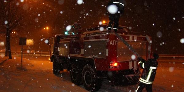 Рятувальники розповіли, як допомагали киянам, що застрягли на авто у снігу [відео]