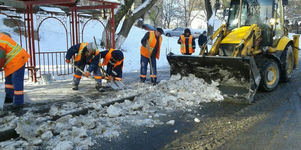 Комунальники ударними темпами розчищають від снігу підходи до переходів