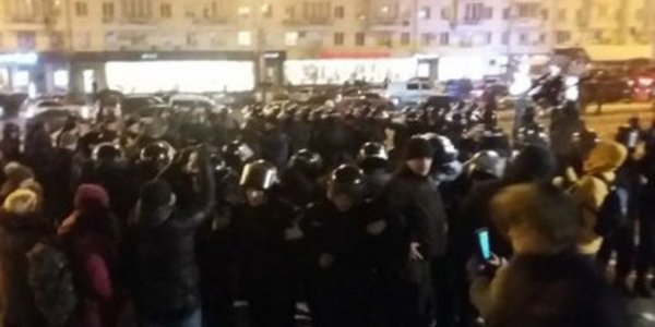 Маленька дівчинка та хлопець постраждали через сутичку правих із правоохоронцями [відео]