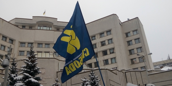 Активісти під стінами КСУ вимагають скасувати закон Ківалова-Колісніченка [фото, відео]
