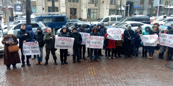 У центрі Києва активісти вимагають заборонити показ "руського мила"