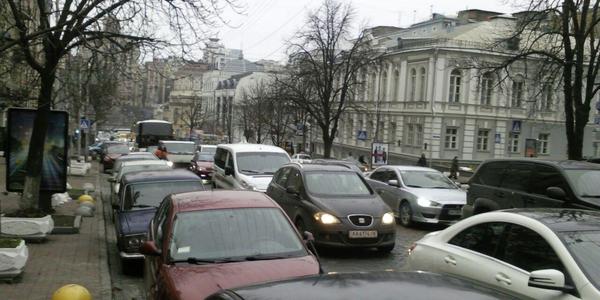 Центр Києва стоїть у заторах