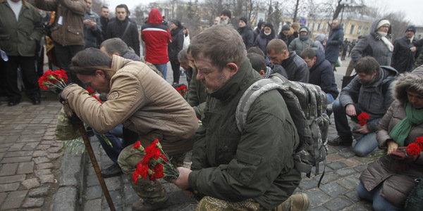 Квіти, лампадки та панахида: у центрі пом'янули Героїв Небесної Сотні [фото]