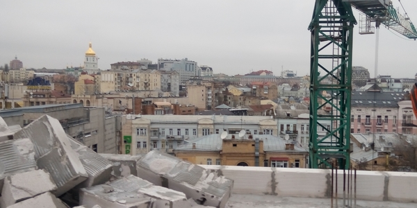 На Хрещатику розпочали демонтаж незаконних надбудов [фото]