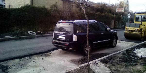 Через Infiniti дорожники загальмували капітальний ремонт вулиці