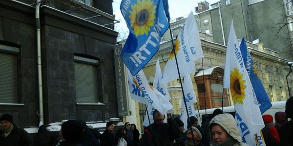 Під Нацбанком черговий мітинг. Активісти налаштовані не надто дружньо