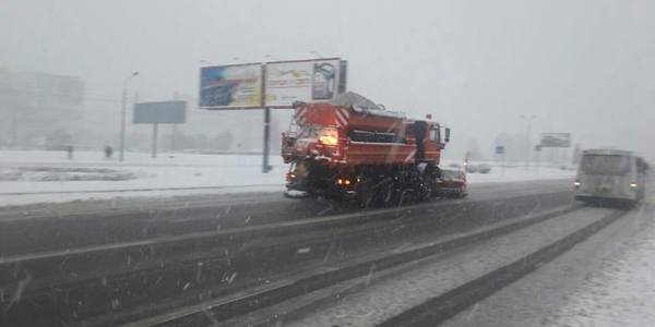 Дорожники запобігли сніговому колапсу на трасах