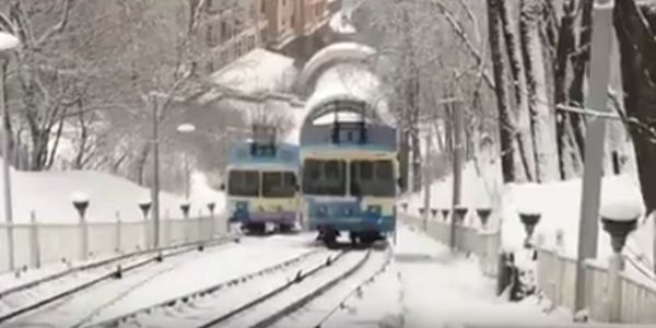Засніжений фунікулер зачаровує вражаючими краєвидами [відео]