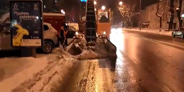 На столичних дорогах усі вихідні працювали «золоті ручки» [фото]