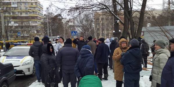 Скандал на Чорнобильській: сквер чи супермаркет?