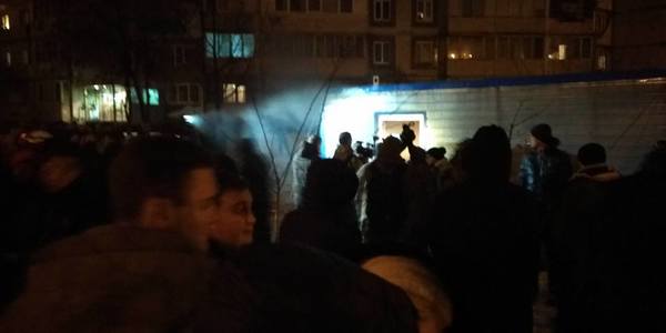 Протестувальники знесли паркан незаконного супермаркету у Києві [відео]