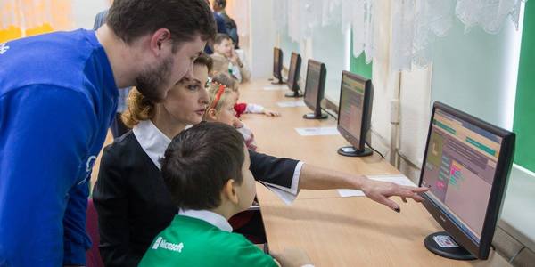 Школярі столиці разом із Порошенко опановували програмування